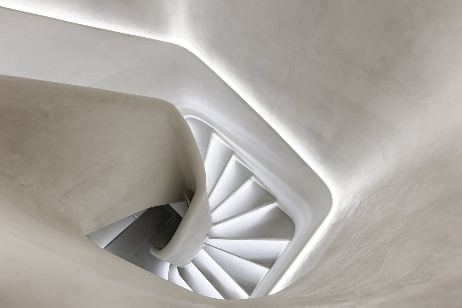 Escalier sculptural et architecture intérieure raffinée du spa Bain Foch Paris 16ème